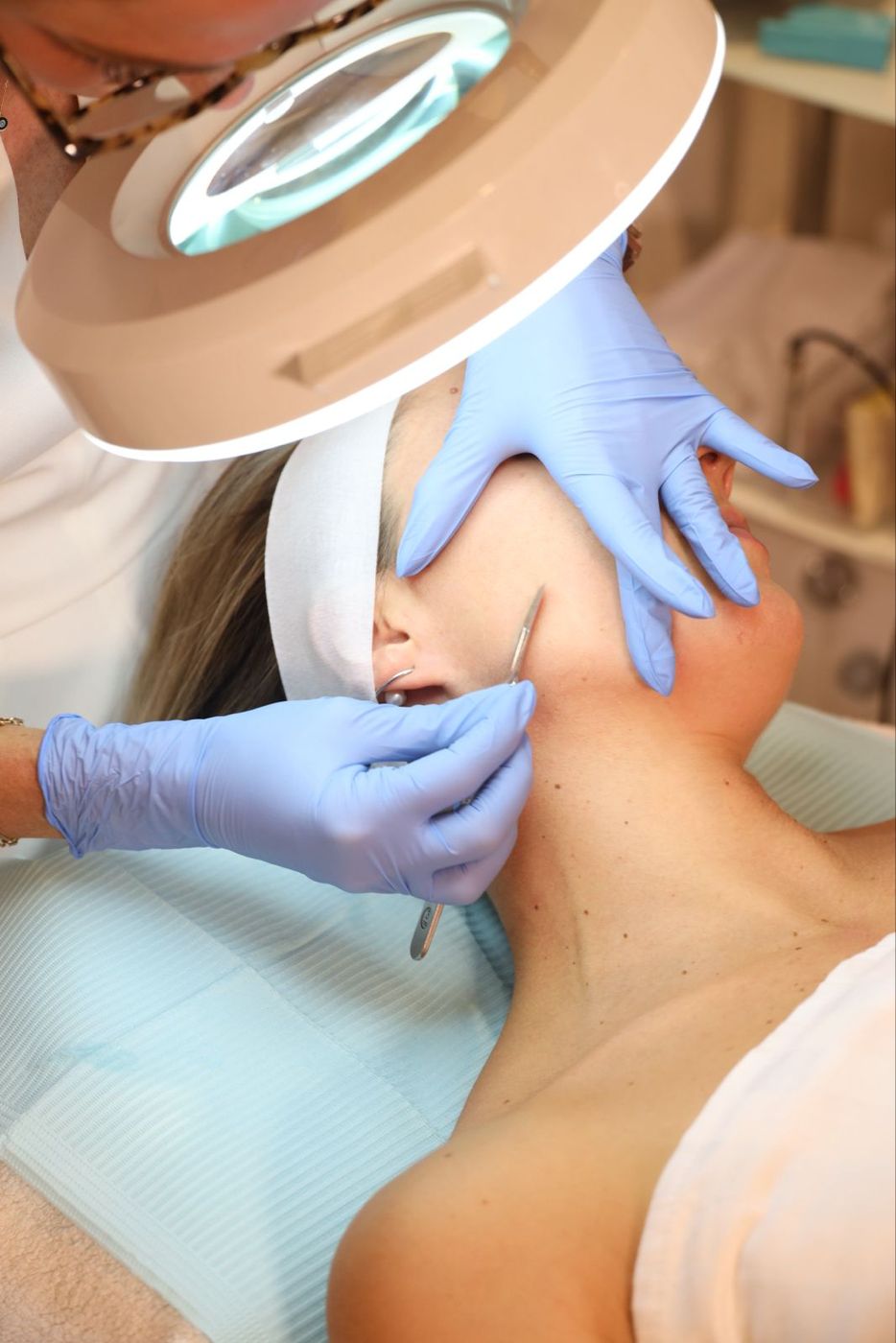Skin analysis under the magnifying lamp